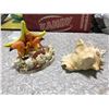 Image 1 : 2 SEA SHELL ORNAMENTS