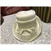 Image 2 : VINTAGE HAT BOX W/ 4 WHITE LACE HATS
