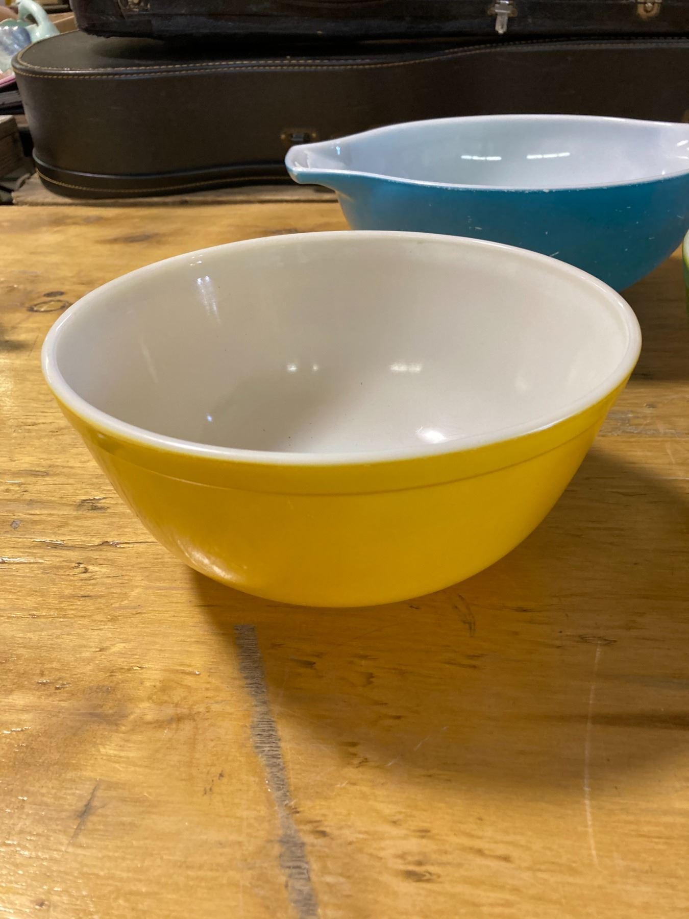 3 LARGE PYREX BOWLS YELLOW GREEN AND BLUE