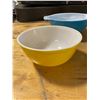 Image 2 : 3 LARGE PYREX BOWLS YELLOW GREEN AND BLUE