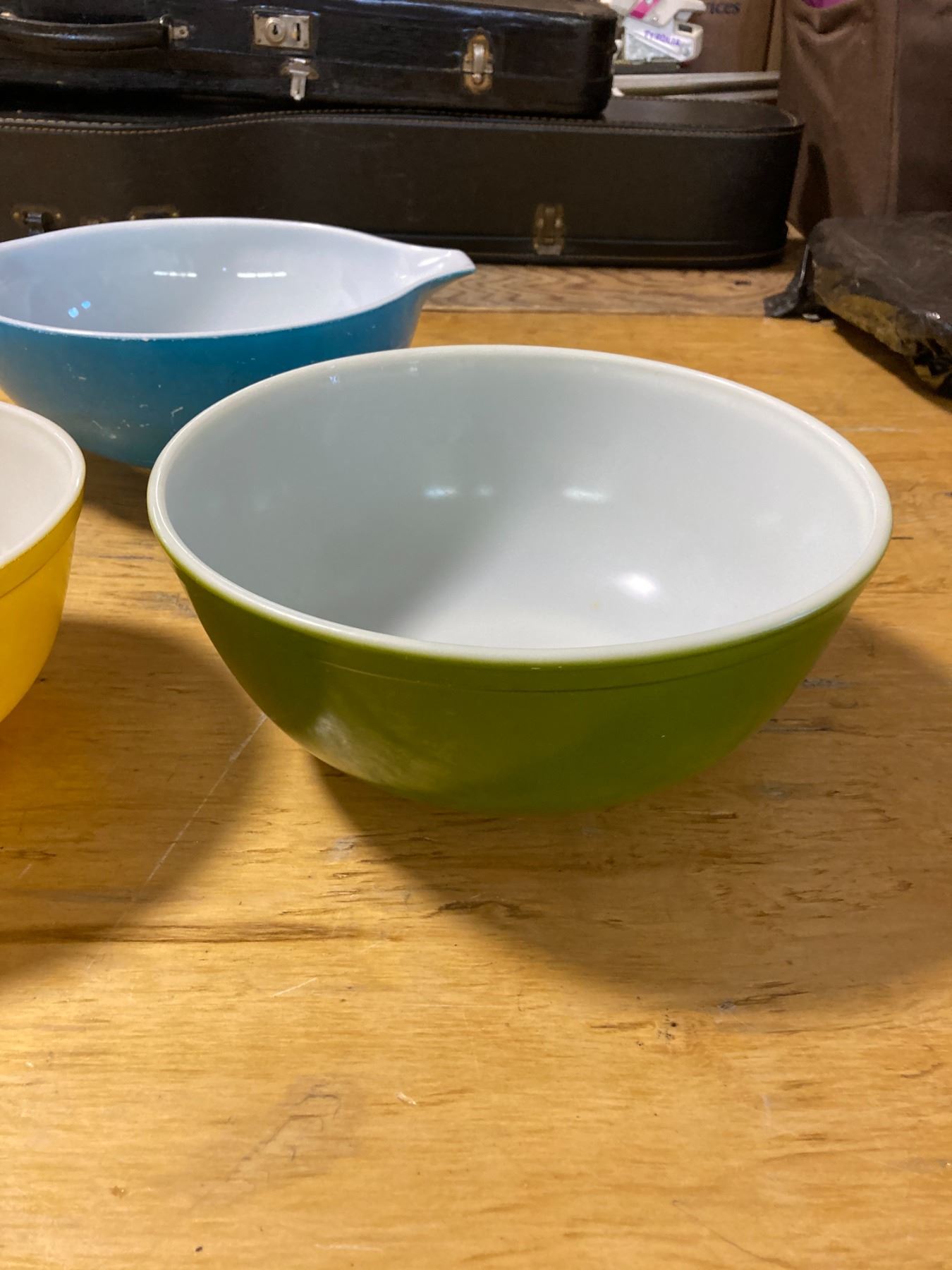 3 LARGE PYREX BOWLS YELLOW GREEN AND BLUE - Schmalz Auctions