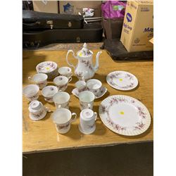 2 ROYAL ALBERT LAVENDER ROSE 23 PIECES