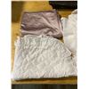 Image 2 : DOUBLE  VINTAGE WHITE BED SPREAD SET + 1 MAUVE SATIN SHEET + 2 PILLOW CASES