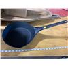 Image 4 : 2 BLACK METAL ITEMS COAL BUCKET AND FRY PAN