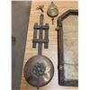Image 7 : Antique Wooden Clock- New Haven clock co. w/ Key & Pendulum