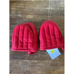 1 PAIR BRAND NEW RED FINGERTIP OVEN MITTS