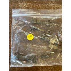 1 PLASTIC BAG OF KEYS