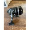 Image 4 : 2 VINTAGE FISHING REELS 1 OPEN-BALE 1 CLOSED