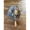 Image 6 : 2 VINTAGE FISHING REELS 1 OPEN-BALE 1 CLOSED