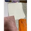 Image 5 : LOT OF 3 LARGE TABLE CLOTHES+ 2 WHITE LINEN+ 1 DUSTY ROSE LACE VINYL UNDERPAD
