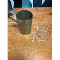 ALUMINUM MUG + 1 PLASTIC BAG OF OLD KEYS