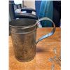 Image 3 : ALUMINUM MUG + 1 PLASTIC BAG OF OLD KEYS