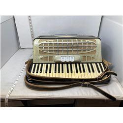 VINTAGE ACCORDION DAVINCI C/W CASE