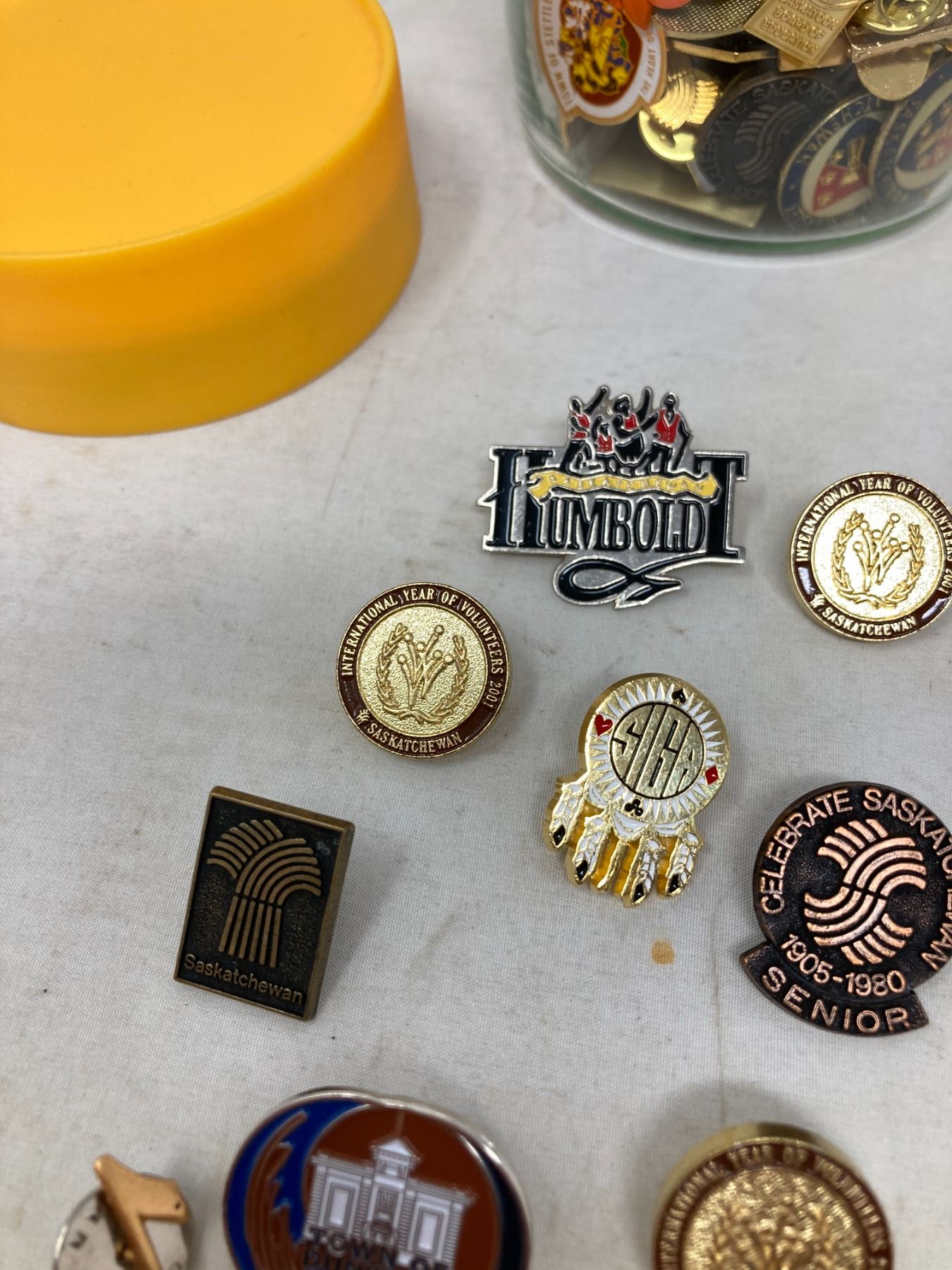 350 LAPEL PINS CANADIAN TOWNS + PROVINCES BC TO ONTARIO Schmalz Auctions