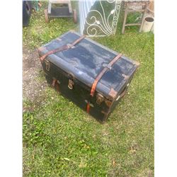 STEAMER TRUNK C/W TRAY