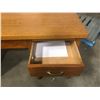Image 2 : DOUBLE PEDESTAL DESK OAK 60"X34" ( 1 DRAWER BROKEN)