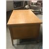 Image 4 : DOUBLE PEDESTAL DESK OAK 60"X34" ( 1 DRAWER BROKEN)