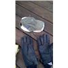 Image 4 : GLOVES AND A HAT