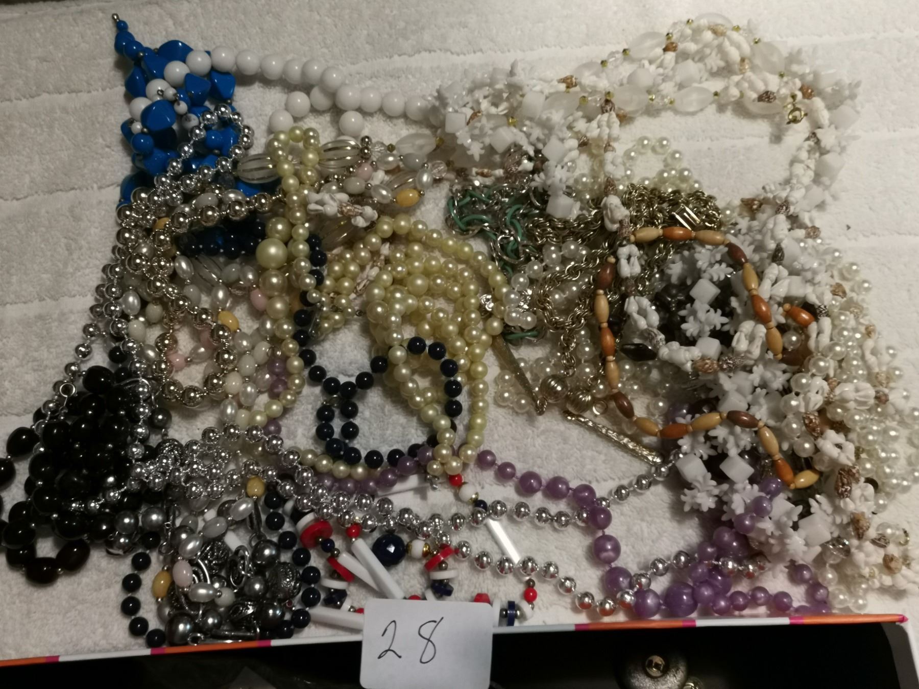 LARGE LOT OF JEWELLERY