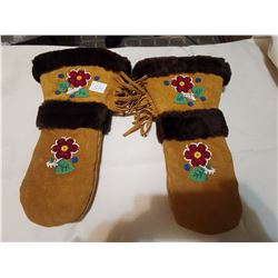 WINTER BEADED GLOVES