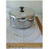 Image 2 : VINTAGE MID CENTURY CAKE PLATTER AND COVER