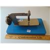Image 1 : VINTAGE METAL SEWING MACHINE