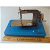 Image 2 : VINTAGE METAL SEWING MACHINE