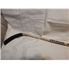 Image 5 : NHL UNKNOWN PLAYER STICK, TEAM SIGNED