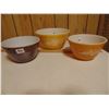 Image 1 : THRE VINTAGE OYREX BOWLS