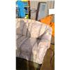 Image 2 : FLORAL VINTAGE COUCH