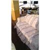 Image 4 : FLORAL VINTAGE COUCH