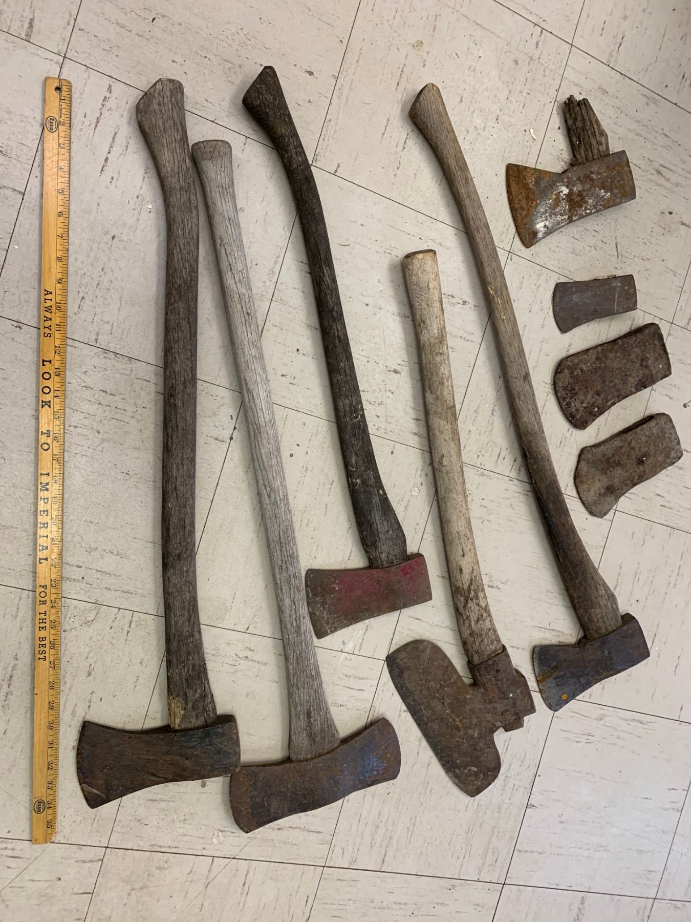 LOT OF AXES AND HEADS INCLUDING A DOUBLE AX HEAD - Schmalz Auctions