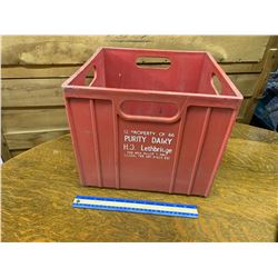 LETHBRIDGE PURITY DAIRY VINTAGE MILK CRATE