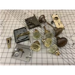 LOT OF VINTAGE DOOR KNOBS ETC