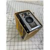 Image 4 : BROWNIE TARGET SIX-16 VINTAGE CAMERA AND BOX