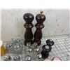 Image 6 : LOT OF SALT AND PEPPER SHAKERS