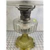 Image 5 : ANTIQUE ALADDIN OIL LAMP WITH CHIMNEY AND SHADE