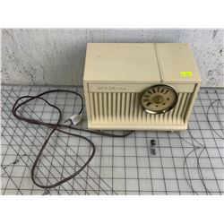 VINTAGE RCA VICTOR TUBE RADIO