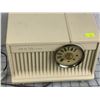 Image 2 : VINTAGE RCA VICTOR TUBE RADIO