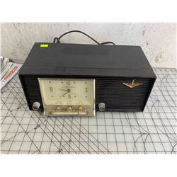 VINTAGE SILVERTONE CLOCK TUNE RADIO