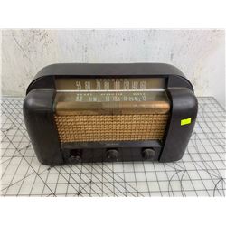 VINTAGE STANDARD RCA VICTOR TUBE RADIO