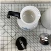 Image 5 : CORNING WARE 9 CUP COFFEE PERCOLATOR AND 6 CUO TEA POT
