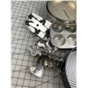 Image 2 : LOT OF BAKING PANS COOKIE CUTTERS
