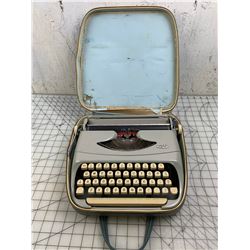 VINTAGE ROYAL TYPEWRITER WITH CASE