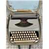 Image 2 : VINTAGE ROYAL TYPEWRITER WITH CASE