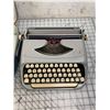 Image 4 : VINTAGE ROYAL TYPEWRITER WITH CASE