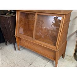 DISPLAY CASE 46" x 20" x 49"
