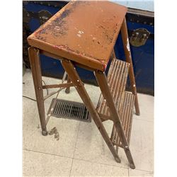 VINTAGE COLLAPSABLE STEP STOOL