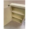 Image 4 : VINTAGE MEDICINE CABINET