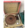 Image 6 : LOT OF VINTAGE SPEAKERS RADIOS RECORD PLAYERS ETC